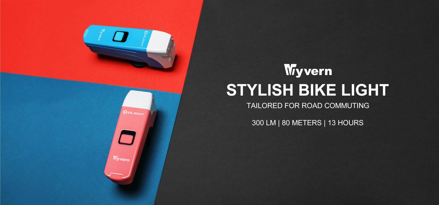 Olight Wyvern Blue 300lm Rechargeable Bike Lights Lampu Sepeda Olight Wyvern adalah lampu sepeda isi ulang yang bergaya dan sporty, cocok untuk bersepeda di kota maupun di pedesaan, serta bersepeda ringan di off-road. Wyvern menghasilkan output cahaya maksimum sebesar 300 lumens, dengan lensa bebas silau yang memastikan sinar tidak menyilaukan lalu lintas yang datang. Lebar sinar lembut di arah vertikal dimaksimalkan oleh lekukan di tepi lensa, memungkinkan cahaya diarahkan lebih ke samping. Desain lensa ini mengoptimalkan sinar Wyvern agar seaman mungkin, baik saat bersepeda di lalu lintas maupun di malam yang gelap: sinar lebar memastikan jalur sepeda terang dengan baik dan lensa bebas silau menjamin lingkungan yang aman bagi pengguna jalan lainnya. Dirancang untuk kemudahan penggunaan, Olight Wyvern hanya memiliki tiga mode daya dan dua fungsi kedip. Mode daya dapat diubah dengan menekan tombol daya pada bodi lampu, sehingga pengaturan dapat diubah bahkan saat berkendara. Lampu ini dilengkapi dengan dudukan silikon yang dapat dipasang pada hampir semua setang berkat lubang penjepit pada pemegangnya. Lampu ini beroperasi dengan baterai li-ion 2000 mAh bawaan, yang menyediakan waktu nyala hingga 3,5 jam pada mode daya maksimum. Pada mode daya terendah, waktu operasi baterai diperpanjang hingga 11,5 jam, menjadikan Wyvern tidak hanya mitra yang baik untuk perjalanan sehari-hari, tetapi juga untuk perjalanan yang sedikit lebih lama. Lampu ini dilindungi terhadap hujan dan percikan air sesuai dengan kelas perlindungan IPX4. Olight Wyvern mengisi daya dengan cepat dari kosong hingga penuh hanya dalam 2,5 jam dengan kabel pengisian USB-C yang disertakan.