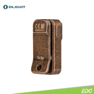 Olight Oclip Cu 300lm Rechargeable Flashlight Senter Mini LED Olight Oclip Cu adalah lampu EDC (Everyday Carry) yang ringkas dan serbaguna, memungkinkan pengguna untuk menjepit, menggantung, atau memasangnya secara magnetis pada benda besi. Senter ini memiliki berbagai skenario penggunaan, termasuk hiking, lampu tambahan foto, bersepeda, membaca, dan peringatan keselamatan. Dilengkapi dengan klip pegas yang tahan lama, Olight Oclip mengatasi kelemahan kelelahan dan deformasi logam pada klip belakang tradisional, memberikan pegangan yang lebih stabil yang mampu menjepit objek yang lebih tebal. Produk ini memiliki kecerahan maksimum hingga 300 lumens dan mendukung pengisian daya Type-C. Selain itu, fitur peringatan lampu merah untuk memastikan keselamatan pengguna.
