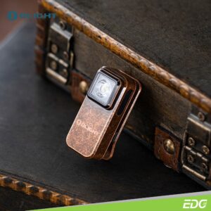 Olight Oclip Cu 300lm Rechargeable Flashlight Senter Mini LED Olight Oclip Cu adalah lampu EDC (Everyday Carry) yang ringkas dan serbaguna, memungkinkan pengguna untuk menjepit, menggantung, atau memasangnya secara magnetis pada benda besi. Senter ini memiliki berbagai skenario penggunaan, termasuk hiking, lampu tambahan foto, bersepeda, membaca, dan peringatan keselamatan. Dilengkapi dengan klip pegas yang tahan lama, Olight Oclip mengatasi kelemahan kelelahan dan deformasi logam pada klip belakang tradisional, memberikan pegangan yang lebih stabil yang mampu menjepit objek yang lebih tebal. Produk ini memiliki kecerahan maksimum hingga 300 lumens dan mendukung pengisian daya Type-C. Selain itu, fitur peringatan lampu merah untuk memastikan keselamatan pengguna.
