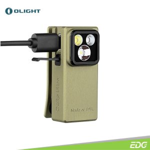 Olight Oclip Ultra Olive Green 530lm Rechargeable Senter Mini LED Flashlight OAL Floodlight + Spotlight + UV LED Olight Oclip Pro adalah lampu klip pertama dari Olight yang menghadirkan cahaya floodlight, spotlight, dan cahaya merah, dirancang untuk memenuhi beragam kebutuhan pengguna. Kompak dan mudah dibawa, menawarkan tiga opsi pemasangan: klip, gantungan, dan magnet. Klip ini dapat menahan objek hingga 14 mm tebal dan telah menjalani 10000 uji buka-tutup. Magnet kuat memungkinkan lampu ini menempel stabil pada permukaan besi, dengan sudut pencahayaan yang dapat disesuaikan. Peningkatan signifikan mencakup lampu sorot dengan jangkauan 120 meter dan lampu floodlight 500 lumens yang terang, disertai lampu Cahaya merah 40 lumens. Pergantian mode cepat dan mudah dengan saklar rotari baru. Dalam keadaan darurat, pengguna dapat mengaktifkan mode Beacon atau Red Blink, dengan mode Beacon bertahan hingga 24 jam. Dilengkapi dengan baterai besar 580 mAh, Oclip Pro menawarkan waktu nyala hingga 144 jam. Penutup dari logam dan ketahanan air IPX6 memastikan performa andal, bahkan saat port pengisian terbuka.