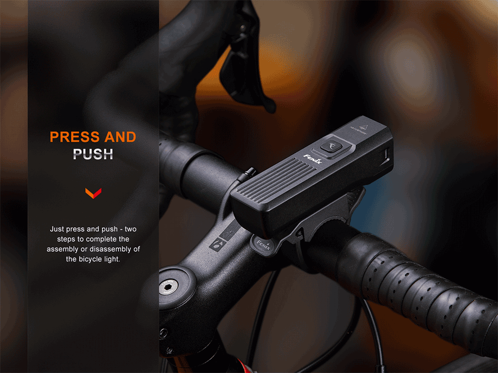 Fenix BC15R 400lm 78m Lampu Sepeda Rechargeable Bike Light Fenix BC15R adalah lampu sepeda komuter urban perkotaan yang ringan, dan stylish. Lampu sepeda ini memberikan penerangan maksimum 400 lumens dan jarak pencahayaan hingga 78 meter. Fitur cut-off facula yang inovatif menjamin bersepeda lebih aman dengan menjaga visibilitas pejalan kaki. Dilengkapi port pengisian daya USB Type-C, baterai built-in berkapasitas 2600mAh yang dapat diisi ulang melalui kabel pengisi daya USB Type-C yang disertakan. Kontrol satu sakelar, indikator level baterai, dan perlindungan berperingkat IP66 menjadikan Fenix BC15R lampu sepeda perkotaaan yang sangat diperlukan untuk menerangi perjalanan anda. Kompatibel dengan aksesoris Fenix dudukan helm lampu sepeda atau dudukan lampu sepeda dengan antarmuka standar GoPro untuk berkendara lebih aman (aksesoris dijual terpisah).