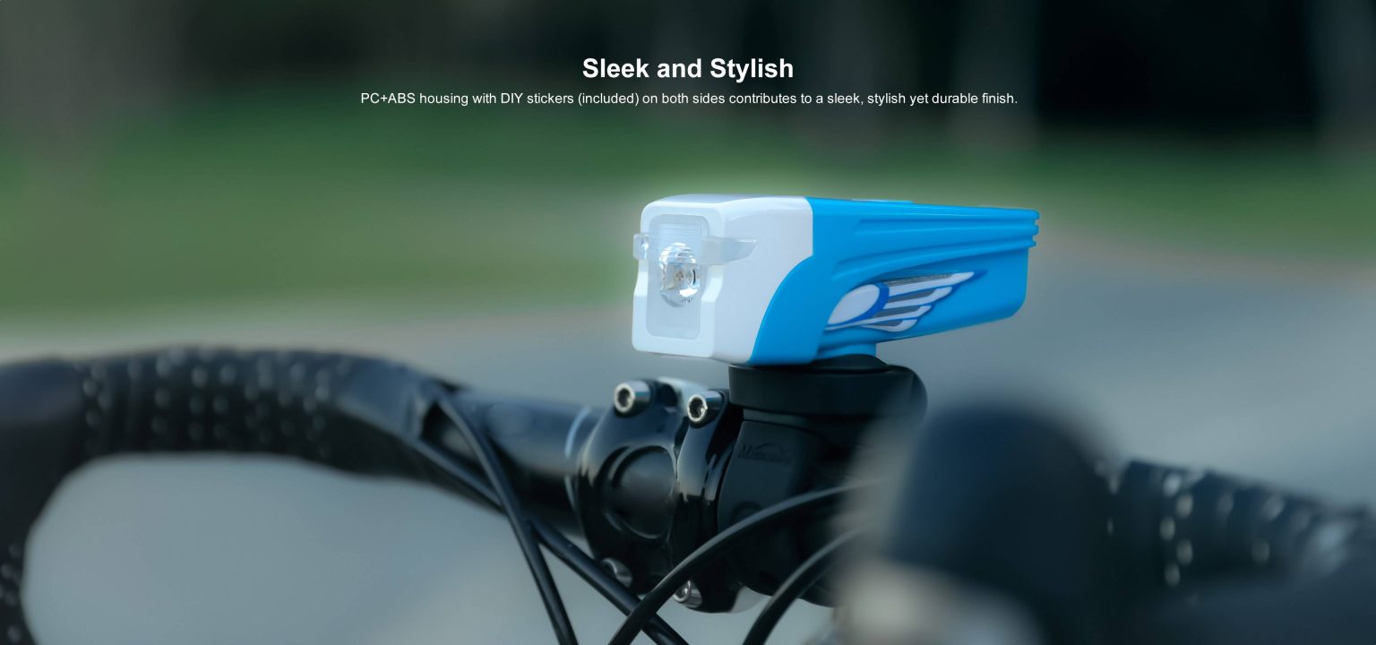Olight Wyvern Blue 300lm Rechargeable Bike Lights Lampu Sepeda Olight Wyvern adalah lampu sepeda isi ulang yang bergaya dan sporty, cocok untuk bersepeda di kota maupun di pedesaan, serta bersepeda ringan di off-road. Wyvern menghasilkan output cahaya maksimum sebesar 300 lumens, dengan lensa bebas silau yang memastikan sinar tidak menyilaukan lalu lintas yang datang. Lebar sinar lembut di arah vertikal dimaksimalkan oleh lekukan di tepi lensa, memungkinkan cahaya diarahkan lebih ke samping. Desain lensa ini mengoptimalkan sinar Wyvern agar seaman mungkin, baik saat bersepeda di lalu lintas maupun di malam yang gelap: sinar lebar memastikan jalur sepeda terang dengan baik dan lensa bebas silau menjamin lingkungan yang aman bagi pengguna jalan lainnya. Dirancang untuk kemudahan penggunaan, Olight Wyvern hanya memiliki tiga mode daya dan dua fungsi kedip. Mode daya dapat diubah dengan menekan tombol daya pada bodi lampu, sehingga pengaturan dapat diubah bahkan saat berkendara. Lampu ini dilengkapi dengan dudukan silikon yang dapat dipasang pada hampir semua setang berkat lubang penjepit pada pemegangnya. Lampu ini beroperasi dengan baterai li-ion 2000 mAh bawaan, yang menyediakan waktu nyala hingga 3,5 jam pada mode daya maksimum. Pada mode daya terendah, waktu operasi baterai diperpanjang hingga 11,5 jam, menjadikan Wyvern tidak hanya mitra yang baik untuk perjalanan sehari-hari, tetapi juga untuk perjalanan yang sedikit lebih lama. Lampu ini dilindungi terhadap hujan dan percikan air sesuai dengan kelas perlindungan IPX4. Olight Wyvern mengisi daya dengan cepat dari kosong hingga penuh hanya dalam 2,5 jam dengan kabel pengisian USB-C yang disertakan.