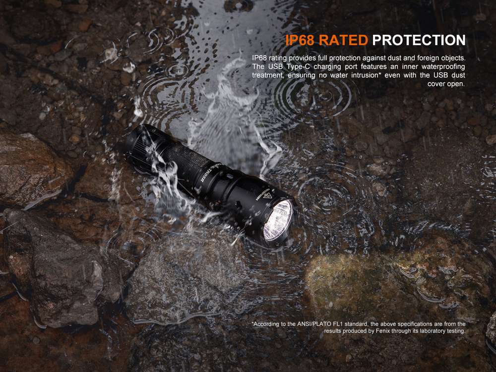 Fenix TK05R 1000lm 450m Rechargeable Tactical EDC Flashlight Senter LED Fenix TK05R adalah senter compact dengan candela tinggi, menggunakan parabolic reflector, yang dirancang dengan presisi. Desain senter menghasilkan sinar output yang terkonsentrasi dan terfokus tajam, dioptimalkan untuk visibilitas jarak jauh yang luar biasa, baik dalam kondisi cahaya sekitar yang gelap atau menembus penghalang optik seperti kaca film. Senter ini dapat memfasilitasi pencahayaan untuk identifikasi potensi ancaman secara cepat dan tepat. Dilengkapi dengan baterai 1100mAh yang dapat diisi ulang, senter Fenix TK05R ini dilengkapi port pengisian yang menggunakan kabel USB Type-C yang disertakan. Memiliki peringkat IP68 dan konstruksi bahan bodi aluminium A6061-T6 yang kokoh. Pancaran output cahaya yang terfokus sangat bermanfaat untuk mengamati obyek jarak jauh, meminimalkan pantulan cahaya ke arah pengguna, sehingga menjaga penglihatan pada malam hari. Fenix TK05R dapat memberikan kinerja pencahayaan yang handal di beragam skenario.