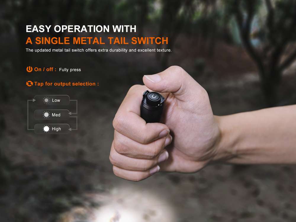 Fenix E12 V3.0 200lm 78m Flashlight Senter Mini LED Fenix ​​E12 V3.0 adalah senter EDC portabel yang ringan. Ditenagai oleh satu baterai AA, senter ini memiliki output maksimum 200 lumens dan dapat memancarkan sinar hingga 78 meter, untuk memenuhi kebutuhan pencahayaan anda. Daya baterai tidak akan dikonsumsi dalam status siaga / standby, yang menyediakan daya yang cukup untuk setiap penggunaan. Pocket clip dua arah dan ekor magnetis memungkinkan penggunaan yang nyaman dan bebas genggam. Fitur tambahan mencakup kemampuan tail standing dan perlindungan berperingkat IP68. Baik Anda sedang bekerja atau bepergian, Fenix ​​E12 V3.0 akan selalu ada untuk menerangi aktivitas anda.