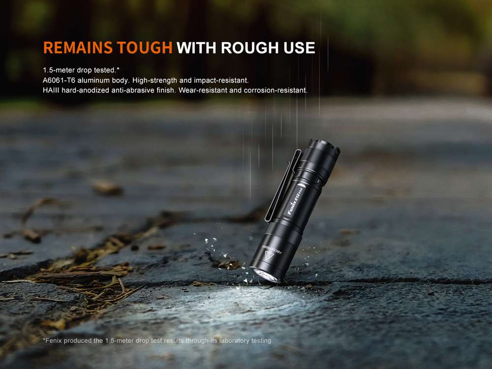 Fenix E12 V3.0 200lm 78m Flashlight Senter Mini LED Fenix ​​E12 V3.0 adalah senter EDC portabel yang ringan. Ditenagai oleh satu baterai AA, senter ini memiliki output maksimum 200 lumens dan dapat memancarkan sinar hingga 78 meter, untuk memenuhi kebutuhan pencahayaan anda. Daya baterai tidak akan dikonsumsi dalam status siaga / standby, yang menyediakan daya yang cukup untuk setiap penggunaan. Pocket clip dua arah dan ekor magnetis memungkinkan penggunaan yang nyaman dan bebas genggam. Fitur tambahan mencakup kemampuan tail standing dan perlindungan berperingkat IP68. Baik Anda sedang bekerja atau bepergian, Fenix ​​E12 V3.0 akan selalu ada untuk menerangi aktivitas anda.