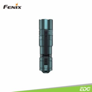 Fenix PD25R Sierra Green 800lm 250m Rechargeable Flashlight Senter LED Senter Fenix ​​​​PD25R Sierra Green adalah senter portabel dengan port pengisian Tipe-C yang tersembunyi. PD25R menghasilkan output maksimum 800 lumens dan jarak cahaya hingga 250 meter. PD25R ditenagai oleh satu baterai Li-ion 16340 yang dapat diisi ulang (termasuk) atau dapat beroperasi dengan baterai Lithium CR123A sekali pakai. Indikator level baterai boot-up memungkinkan anda selalu mengetahui status baterai. Nyala/mati dan nyalakan sesaat diaktifkan dengan sakelar ekor taktis dan enam mode pencahayaan dipilih dengan sakelar samping termasuk mode strobo. Bawa Fenix ​​​​PD25R sesuai keinginan anda, di ransel, ikat pinggang, atau sistem MOLLE dengan klip bodi dua arah. Ringkas dan kokoh dengan peringkat tahan debu dan tahan air IP68, senter ini sangat cocok untuk hampir semua aktivitas luar ruangan atau pekerjaan.