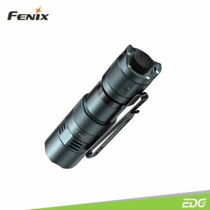 Fenix PD25R Sierra Green 800lm 250m Rechargeable Flashlight Senter LED Senter Fenix ​​​​PD25R Sierra Green adalah senter portabel dengan port pengisian Tipe-C yang tersembunyi. PD25R menghasilkan output maksimum 800 lumens dan jarak cahaya hingga 250 meter. PD25R ditenagai oleh satu baterai Li-ion 16340 yang dapat diisi ulang (termasuk) atau dapat beroperasi dengan baterai Lithium CR123A sekali pakai. Indikator level baterai boot-up memungkinkan anda selalu mengetahui status baterai. Nyala/mati dan nyalakan sesaat diaktifkan dengan sakelar ekor taktis dan enam mode pencahayaan dipilih dengan sakelar samping termasuk mode strobo. Bawa Fenix ​​​​PD25R sesuai keinginan anda, di ransel, ikat pinggang, atau sistem MOLLE dengan klip bodi dua arah. Ringkas dan kokoh dengan peringkat tahan debu dan tahan air IP68, senter ini sangat cocok untuk hampir semua aktivitas luar ruangan atau pekerjaan.