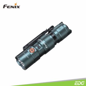 Fenix PD25R Sierra Green 800lm 250m Rechargeable Flashlight Senter LED Senter Fenix ​​​​PD25R Sierra Green adalah senter portabel dengan port pengisian Tipe-C yang tersembunyi. PD25R menghasilkan output maksimum 800 lumens dan jarak cahaya hingga 250 meter. PD25R ditenagai oleh satu baterai Li-ion 16340 yang dapat diisi ulang (termasuk) atau dapat beroperasi dengan baterai Lithium CR123A sekali pakai. Indikator level baterai boot-up memungkinkan anda selalu mengetahui status baterai. Nyala/mati dan nyalakan sesaat diaktifkan dengan sakelar ekor taktis dan enam mode pencahayaan dipilih dengan sakelar samping termasuk mode strobo. Bawa Fenix ​​​​PD25R sesuai keinginan anda, di ransel, ikat pinggang, atau sistem MOLLE dengan klip bodi dua arah. Ringkas dan kokoh dengan peringkat tahan debu dan tahan air IP68, senter ini sangat cocok untuk hampir semua aktivitas luar ruangan atau pekerjaan.