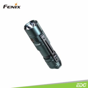 Fenix PD25R Sierra Green 800lm 250m Rechargeable Flashlight Senter LED Senter Fenix ​​​​PD25R Sierra Green adalah senter portabel dengan port pengisian Tipe-C yang tersembunyi. PD25R menghasilkan output maksimum 800 lumens dan jarak cahaya hingga 250 meter. PD25R ditenagai oleh satu baterai Li-ion 16340 yang dapat diisi ulang (termasuk) atau dapat beroperasi dengan baterai Lithium CR123A sekali pakai. Indikator level baterai boot-up memungkinkan anda selalu mengetahui status baterai. Nyala/mati dan nyalakan sesaat diaktifkan dengan sakelar ekor taktis dan enam mode pencahayaan dipilih dengan sakelar samping termasuk mode strobo. Bawa Fenix ​​​​PD25R sesuai keinginan anda, di ransel, ikat pinggang, atau sistem MOLLE dengan klip bodi dua arah. Ringkas dan kokoh dengan peringkat tahan debu dan tahan air IP68, senter ini sangat cocok untuk hampir semua aktivitas luar ruangan atau pekerjaan.