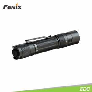 Fenix PD32R 1400lm 347m Rechargeable Tactical Flashlight Senter LED Fenix ​​PD32R merupakan senter taktis isi ulang yang kompak dan mampu memancarkan cahaya hingga jarak 347 meter dengan kecerahan output maksimal 1400 lumens. Fenix PD32R dilengkapi dengan baterai isi ulang 3400mAh yang dapat diisi ulang, melalui port pengisian daya USB Tipe C yang tersembunyi pada senter. Sebagai alternatif, senter dapat ditenagai oleh dua baterai CR123A (tidak termasuk) yang lebih tahan terhadap cuaca dingin, sehingga ideal untuk penggunaan pencahayaan di luar ruangan dan di ketinggian. Senter ini sangat cocok untuk penggunaan aktivitas penegakan hukum / taktis, dengan sakelar ekor multi-fungsi yang mengontrol fungsi on/off, mode strobe, dan empat tingkat kecerahan output. Ringkas dan kokoh, dengan peringkat tahan debu dan tahan air IP68, senter kokoh ini sangat cocok untuk keperluan luar ruangan dan taktis.