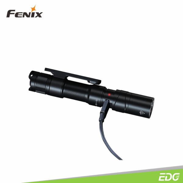 Fenix LD12R 600lm 186m Rechargeable Dual Senter LED Flashlight Fenix ​​LD12R adalah senter luar ruangan profesional berukuran ringkas yang dilengkapi sumber cahaya ganda. Didukung oleh satu baterai ARB-L14-800, senter ini menghasilkan output maksimal 600 lumens pada jarak pencahayaan hingga 186 meter. Senter ini juga kompatibel dengan baterai tipe alkaline AA atau baterai Ni-MH. Dilengkapi dengan LED cool white berkualitas tinggi, lampu utama memancarkan empat tingkat output dengan sinar stabil yang sesuai dengan berbagai aplikasi luar ruangan, sedangkan lampu samping menghasilkan sinar yang seimbang dan lembut. Anda dapat memasang senter ke permukaan logam terdekat dengan klip badan magnetis untuk penggunaan bebas genggam. Fitur tambahannya termasuk port pengisian daya Tipe-C yang tersembunyi dan perlindungan rating IP68. Fitur – fitur ini menjadikan Fenix ​​LD12R pilihan tepat untuk  berbagai aktivitas luar ruangan dan bekerja.