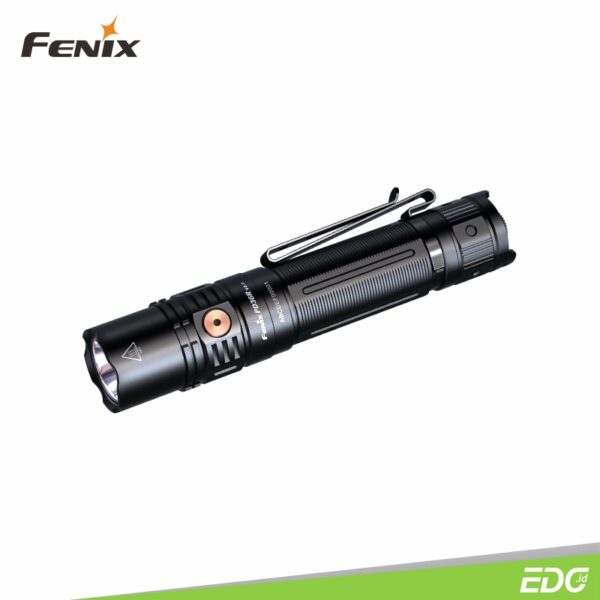 Fenix PD36R V2.0 1700lm 396m Rechargeable Tactical Flashlight Senter LED Fenix ​​PD36R V2.0 adalah senter taktis ringkas yang dapat diisi ulang. Dilengkapi dengan LED Luminus SFT40 dan memancarkan output maksimal 1700 lumens, memiliki jarak pancaran hingga 396 meter. Senter ini dilengkapi dengan baterai isi ulang berkapasitas besar 5000mAh dan kabel pengisi daya USB Type-C, menawarkan waktu pengoperasian yang sangat lama. Port pengisian daya USB Type-C internal sudah mendukung pengisian cepat 18W, memberikan kepraktisan dalam penggunaan. Pengoperasian yang mudah, dilakukan dengan sakelar taktis ekor (tail switch) untuk fungsi ON/OFF sesaat (momentary) dan konstan, serta sakelar samping (side switch) untuk pemilihan mode kecerahan dan aktivasi strobe instan. Fitur tambahannya mencakup pocket klip bodi dua arah, indikator level baterai, dan perlindungan berperingkat IP68. Fenix PD36R V2.0 dirancang untuk aktivitas luar ruangan, militer, dan penegakan hukum.