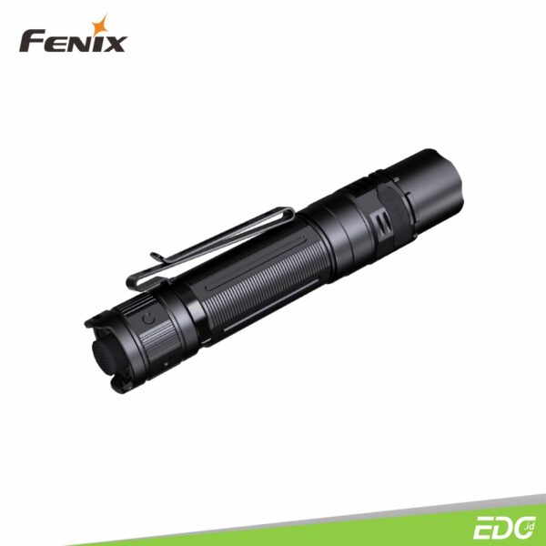 Fenix PD36R V2.0 1700lm 396m Rechargeable Tactical Flashlight Senter LED Fenix ​​PD36R V2.0 adalah senter taktis ringkas yang dapat diisi ulang. Dilengkapi dengan LED Luminus SFT40 dan memancarkan output maksimal 1700 lumens, memiliki jarak pancaran hingga 396 meter. Senter ini dilengkapi dengan baterai isi ulang berkapasitas besar 5000mAh dan kabel pengisi daya USB Type-C, menawarkan waktu pengoperasian yang sangat lama. Port pengisian daya USB Type-C internal sudah mendukung pengisian cepat 18W, memberikan kepraktisan dalam penggunaan. Pengoperasian yang mudah, dilakukan dengan sakelar taktis ekor (tail switch) untuk fungsi ON/OFF sesaat (momentary) dan konstan, serta sakelar samping (side switch) untuk pemilihan mode kecerahan dan aktivasi strobe instan. Fitur tambahannya mencakup pocket klip bodi dua arah, indikator level baterai, dan perlindungan berperingkat IP68. Fenix PD36R V2.0 dirancang untuk aktivitas luar ruangan, militer, dan penegakan hukum.