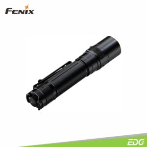 Fenix LD30R 1700lm 267m Rechargeable Flashlight Senter LED Fenix ​​LD30R adalah senter luar ruangan yang ringan dan berperforma tinggi yang sempurna. Dilengkapi baterai kapasitas 3400mAh yang dapat diisi ulang, senter ini memancarkan output maksimum 1700 lumens dan jarak maksimum hingga 267 meter. Pengoperasian sakelar ganda menawarkan penggunaan ergonomis dan praktis, dengan sakelar ekor (tail switch) yang mengontrol fungsi ON/OFF sesaat (momentary) dan konstan, serta tombol samping (side switch) pada bodi yang mengontrol lima tingkat kecerahan output, mode SOS, dan mode Strobe. Fitur tambahannya antara lain indikator level baterai, perlindungan berperingkat IP68, dan port pengisian daya USB Type-C universal, semua keunggulan ini membuat LD30R sangat cocok untuk berbagai aktivitas luar ruangan seperti berkemah, hiking, dan EDC (sehari – hari).