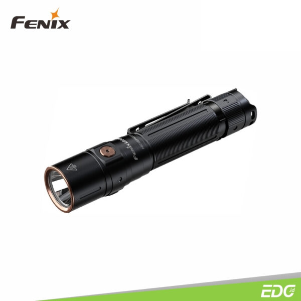 Fenix LD30R 1700lm 267m Rechargeable Flashlight Senter LED Fenix ​​LD30R adalah senter luar ruangan yang ringan dan berperforma tinggi yang sempurna. Dilengkapi baterai kapasitas 3400mAh yang dapat diisi ulang, senter ini memancarkan output maksimum 1700 lumens dan jarak maksimum hingga 267 meter. Pengoperasian sakelar ganda menawarkan penggunaan ergonomis dan praktis, dengan sakelar ekor (tail switch) yang mengontrol fungsi ON/OFF sesaat (momentary) dan konstan, serta tombol samping (side switch) pada bodi yang mengontrol lima tingkat kecerahan output, mode SOS, dan mode Strobe. Fitur tambahannya antara lain indikator level baterai, perlindungan berperingkat IP68, dan port pengisian daya USB Type-C universal, semua keunggulan ini membuat LD30R sangat cocok untuk berbagai aktivitas luar ruangan seperti berkemah, hiking, dan EDC (sehari – hari).