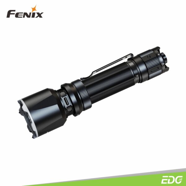 Fenix TK22R 3200lm 480m Rechargeable Tactical Flashlight Senter LED Fenix ​​TK22R adalah senter taktis professional yang berperforma tinggi. Didukung oleh satu baterai berkapasitas besar 5000mAh, senter ini menghasilkan output maksimal 3200 lumens dan jarak pancaran maksimal hingga 480 meter. Pengoperasian senter dengan cepat dan mudah untuk ON/OFF atau memilih mode yang diperlukan dengan menggunakan Kontrol FlexiSensa yang dipatenkan dan sakelar taktis fungsi ganda. Mode OFF/LOCK dapat mencegah aktivasi yang tidak disengaja. Bodi ringkas dengan bezel baja tahan karat dan dilengkapi tiga tungsten carbide balls adalah desain sempurna untuk aktivitas penegakan hukum, keamanan, dan pertahanan.