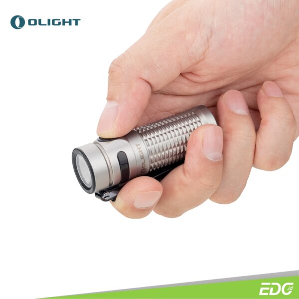 Olight Baton 3 Blasted 1200lm 166m Stainless Steel Flashlight Senter LED Rechargeable Olight Baton 3 adalah versi upgrade dari S1R Baton II Olight yang populer. Dilengkapi dengan LED performa tinggi dan lensa TIR yang lembut dan sinar yang seimbang, senter yang sangat ringkas ini menghasilkan sinar maksimum 1200 lumens dan 166 meter yang luar biasa. Olight Baton 3 didukung oleh baterai IMR16340 customized yang dapat diisi ulang melalui kabel pengisian daya magnetis MCC 1A / MCC3. Telstur Bodi anti selip baru terlihat indah dan meningkatkan cengkeraman grip. Baton 3 adalah lampu saku terbaik dalam performa dan kenyamanan.