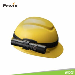Fenix ALD-05 Universal Helmet Flashlight Holder Fenix ​​ALD-05 adalah mount senter untuk helm, yang dapat digunakan untuk helm industri, pemadam kebakaran, penyelamatan, dan lainnya. Dilengkapi dengan tali pengikat karet anti-statis yang dapat disesuaikan, yang dapat dikenakan dengan kuat pada berbagai jenis helm (lingkar kepala tidak melebihi 660mm). Dudukan senter dapat diputar 360 derajat, yang nyaman untuk menyesuaikan sudut pencahayaan senter ke atas dan ke bawah. Klem penjepit senter yang dapat disesuaikan, cocok untuk senter dengan diameter bodi luar 20-28mm.