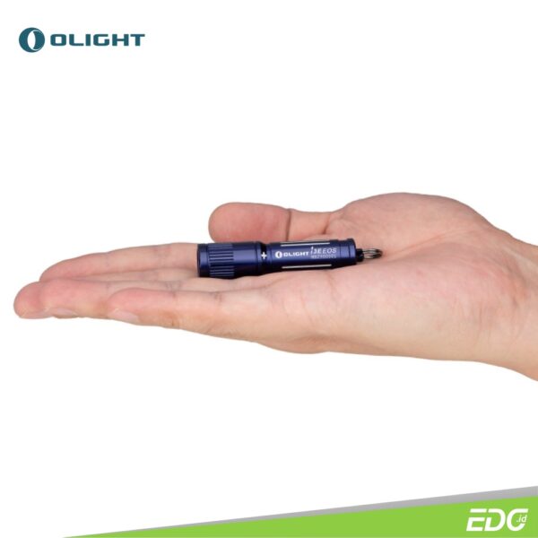 Olight I3E EOS Regal Blue 90lm 44mFlashlight Senter LED Olight I3E EOS Regal Blue adalah senter LED berukuran kompak dengan maksimum output 90 lumens, hanya menggunakan 1 buah baterai AAA. Senter LED ini menggunakan Philips LUXEON TX LED dan lensa PMMA TIR yang memfokuskan cahaya dapat menjangkau hingga 44 meter. Olight I3E memiliki ukuran compact mudah disimpan di dalam saku atau tas, dan gantungan kunci. Olight I3E EOS adalah pilihan yang sempurna untuk lampu kecil, terang, dan harga terjangkau, untuk dibawa kemana saja.