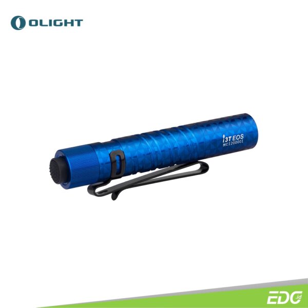 Olight i3T EOS Pinwheel Blue 180lm Flashlight Senter LED Olight i3T EOS Pinwheel Blue didukung oleh baterai AAA tunggal dengan output maksimum 180 lumens. Senter ini dilengkapi dengan Philips LUXEON TX LED yang sangat baik dan dipasangkan dengan lensa optik TIR yang menghasilkan sinar lembut dan seimbang. i3T juga dilengkapi dengan klip dua arah untuk memberikan beberapa opsi membawa di saku atau ransel. Olight i3T adalah senter yang sangat nyaman untuk dibawa kemanapun Anda pergi.