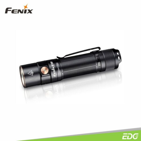 Fenix E35 V3.0 3000lm 240m 21700 Flashlight Senter LED Fenix ​​E35 V3.0 Edisi terbaru mengemas banyak terobosan besar. Menggunakan satu baterai 21700, senter portabel ini memancarkan output maksimum hingga 3000 lumens dan jarak pancaran 240 meter. Hanya berukuran 4,65 inci, yang ringkas dan pengoperasian yang mudah. Dilengkapi sakelar sisi tunggal yang mudah digunakan dalam situasi apa pun dengan lima mode kecerahan. Menggunakan lensa optik ultra tipis, E35 V3.0 menghasilkan cahaya sinar lembut dan seimbang, yang ideal untuk membaca dan pencahayaan malam hari. Dengan fitur tambahan dari indikasi level baterai boot-up dan peringatan tegangan rendah, E35 V3.0 telah terkenal sebagai alat penerangan yang handal untuk penggunaan sehari-hari, perjalanan kota atau pencahayaan luar ruangan.