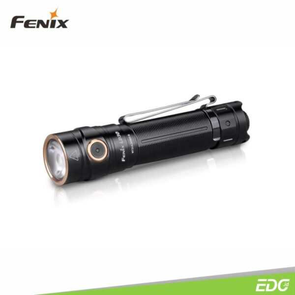 Fenix LD30 1600lm 205m Flashlight Senter LED Fenix ​​LD30 adalah senter ultra-kompak untuk aktivitas outdoor dengan saklar ekor taktis. Didukung dengan baterai Li-ion 18650 yang dapat diisi ulang (belum termasuk), atau dua battery CR123A lithium.  Senter ini memiliki lima tingkat output, dengan maksimal output 1600 lumens dan jarak cahaya maksimum 205 meter. Memiliki berbagai fitur seperti pocket clip dua arah, indikator level baterai. Fenix LD30 dapat  meningkatkan pengalaman dalam kegiatan sehari-hari di luar ruangan atau industri.