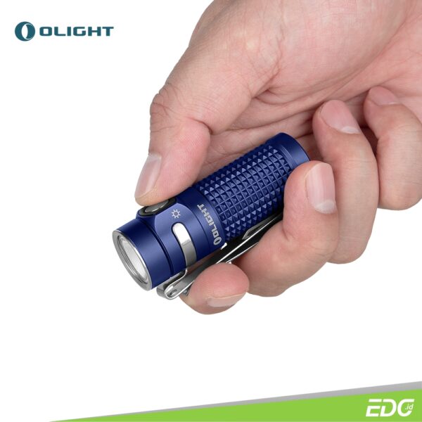 Olight Baton 4 Premium Edition Regal Blue 1300lm Rechargeable Flashlight Senter Mini LED Olight Baton 4 Premium Edition includes the Baton 4 and a customized charging case. The Baton 4 is an upgraded version of the Baton 3. It features a high-performance LED and TIR lens, delivering an impressive maximum output of 1,300 lumens and a beam distance of 170 meters. The custom-designed charging case has a built-in 5000mAh 21700 battery, allowing you to fully charge the Baton 4 up to five times, providing up to 190 days of runtime for Baton 4. With enhanced performance and convenience, the Baton 4 Premium Edition is an ideal companion for all your lighting needs.