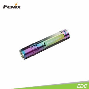Fenix SILVGLOW Colorblast 100lm 54m Limited Edition Stainless Steel EDC Flashlight Senter Mini LED AAA Battery Fenix SILVGLOW adalah senter mini gantungan kunci portable Limited Edition dengan kecerahan tinggi, menggunakan 1 baterai AAA sebagai standar dan mencapai hingga 100 lumens. Bodinya dibuat dari stainless steel dengan teknik CNC, menampilkan tampilan yang elegan dan bergaya. Pergeseran manual rotasi, mudah dioperasikan. Dilengkapi dengan 3 tingkat penyesuaian kecerahan, sepenuhnya memenuhi kebutuhan kecerahan yang berbeda untuk keperluan luar ruangan dan sehari-hari.
