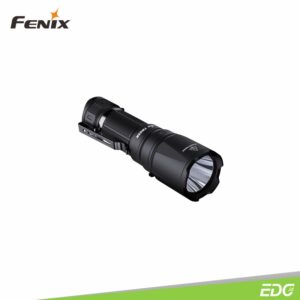 Fenix TK05R 1000lm 450m Rechargeable Tactical EDC Flashlight Senter LED Fenix TK05R adalah senter compact dengan candela tinggi, menggunakan parabolic reflector, yang dirancang dengan presisi. Desain senter menghasilkan sinar output yang terkonsentrasi dan terfokus tajam, dioptimalkan untuk visibilitas jarak jauh yang luar biasa, baik dalam kondisi cahaya sekitar yang gelap atau menembus penghalang optik seperti kaca film. Senter ini dapat memfasilitasi pencahayaan untuk identifikasi potensi ancaman secara cepat dan tepat. Dilengkapi dengan baterai 1100mAh yang dapat diisi ulang, senter Fenix TK05R ini dilengkapi port pengisian yang menggunakan kabel USB Type-C yang disertakan. Memiliki peringkat IP68 dan konstruksi bahan bodi aluminium A6061-T6 yang kokoh. Pancaran output cahaya yang terfokus sangat bermanfaat untuk mengamati obyek jarak jauh, meminimalkan pantulan cahaya ke arah pengguna, sehingga menjaga penglihatan pada malam hari. Fenix TK05R dapat memberikan kinerja pencahayaan yang handal di beragam skenario.