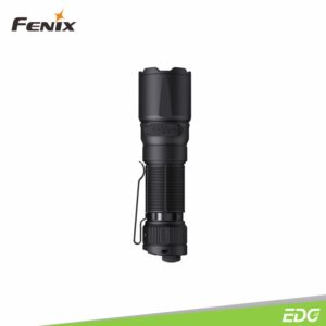 Fenix TK05R 1000lm 450m Rechargeable Tactical EDC Flashlight Senter LED Fenix TK05R adalah senter compact dengan candela tinggi, menggunakan parabolic reflector, yang dirancang dengan presisi. Desain senter menghasilkan sinar output yang terkonsentrasi dan terfokus tajam, dioptimalkan untuk visibilitas jarak jauh yang luar biasa, baik dalam kondisi cahaya sekitar yang gelap atau menembus penghalang optik seperti kaca film. Senter ini dapat memfasilitasi pencahayaan untuk identifikasi potensi ancaman secara cepat dan tepat. Dilengkapi dengan baterai 1100mAh yang dapat diisi ulang, senter Fenix TK05R ini dilengkapi port pengisian yang menggunakan kabel USB Type-C yang disertakan. Memiliki peringkat IP68 dan konstruksi bahan bodi aluminium A6061-T6 yang kokoh. Pancaran output cahaya yang terfokus sangat bermanfaat untuk mengamati obyek jarak jauh, meminimalkan pantulan cahaya ke arah pengguna, sehingga menjaga penglihatan pada malam hari. Fenix TK05R dapat memberikan kinerja pencahayaan yang handal di beragam skenario.