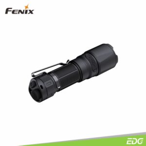 Fenix TK05R 1000lm 450m Rechargeable Tactical EDC Flashlight Senter LED Fenix TK05R adalah senter compact dengan candela tinggi, menggunakan parabolic reflector, yang dirancang dengan presisi. Desain senter menghasilkan sinar output yang terkonsentrasi dan terfokus tajam, dioptimalkan untuk visibilitas jarak jauh yang luar biasa, baik dalam kondisi cahaya sekitar yang gelap atau menembus penghalang optik seperti kaca film. Senter ini dapat memfasilitasi pencahayaan untuk identifikasi potensi ancaman secara cepat dan tepat. Dilengkapi dengan baterai 1100mAh yang dapat diisi ulang, senter Fenix TK05R ini dilengkapi port pengisian yang menggunakan kabel USB Type-C yang disertakan. Memiliki peringkat IP68 dan konstruksi bahan bodi aluminium A6061-T6 yang kokoh. Pancaran output cahaya yang terfokus sangat bermanfaat untuk mengamati obyek jarak jauh, meminimalkan pantulan cahaya ke arah pengguna, sehingga menjaga penglihatan pada malam hari. Fenix TK05R dapat memberikan kinerja pencahayaan yang handal di beragam skenario.