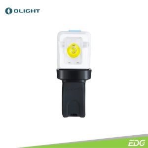 Olight Wyvern Blue 300lm Rechargeable Bike Lights Lampu Sepeda Olight Wyvern adalah lampu sepeda isi ulang yang bergaya dan sporty, cocok untuk bersepeda di kota maupun di pedesaan, serta bersepeda ringan di off-road. Wyvern menghasilkan output cahaya maksimum sebesar 300 lumens, dengan lensa bebas silau yang memastikan sinar tidak menyilaukan lalu lintas yang datang. Lebar sinar lembut di arah vertikal dimaksimalkan oleh lekukan di tepi lensa, memungkinkan cahaya diarahkan lebih ke samping. Desain lensa ini mengoptimalkan sinar Wyvern agar seaman mungkin, baik saat bersepeda di lalu lintas maupun di malam yang gelap: sinar lebar memastikan jalur sepeda terang dengan baik dan lensa bebas silau menjamin lingkungan yang aman bagi pengguna jalan lainnya. Dirancang untuk kemudahan penggunaan, Olight Wyvern hanya memiliki tiga mode daya dan dua fungsi kedip. Mode daya dapat diubah dengan menekan tombol daya pada bodi lampu, sehingga pengaturan dapat diubah bahkan saat berkendara. Lampu ini dilengkapi dengan dudukan silikon yang dapat dipasang pada hampir semua setang berkat lubang penjepit pada pemegangnya. Lampu ini beroperasi dengan baterai li-ion 2000 mAh bawaan, yang menyediakan waktu nyala hingga 3,5 jam pada mode daya maksimum. Pada mode daya terendah, waktu operasi baterai diperpanjang hingga 11,5 jam, menjadikan Wyvern tidak hanya mitra yang baik untuk perjalanan sehari-hari, tetapi juga untuk perjalanan yang sedikit lebih lama. Lampu ini dilindungi terhadap hujan dan percikan air sesuai dengan kelas perlindungan IPX4. Olight Wyvern mengisi daya dengan cepat dari kosong hingga penuh hanya dalam 2,5 jam dengan kabel pengisian USB-C yang disertakan.